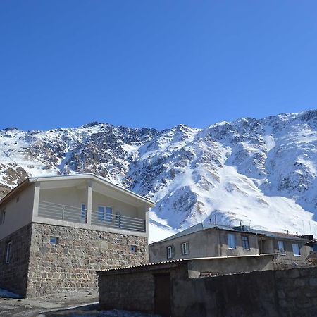 Guest House Qubi Kazbegi Exteriör bild
