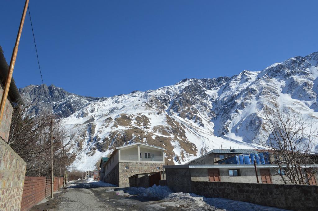 Guest House Qubi Kazbegi Exteriör bild