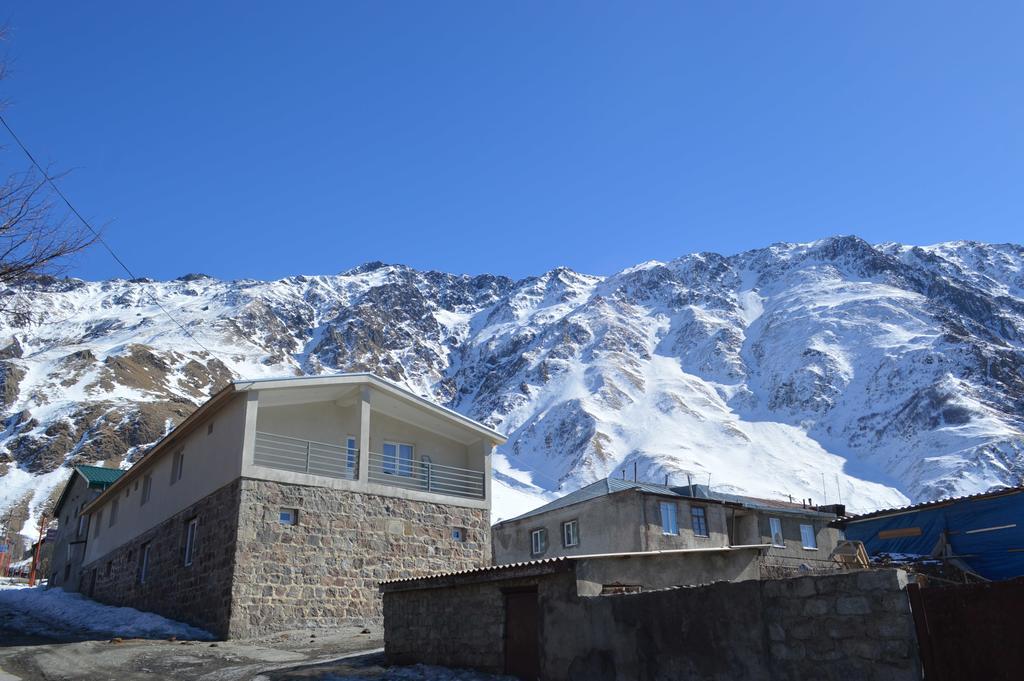 Guest House Qubi Kazbegi Exteriör bild