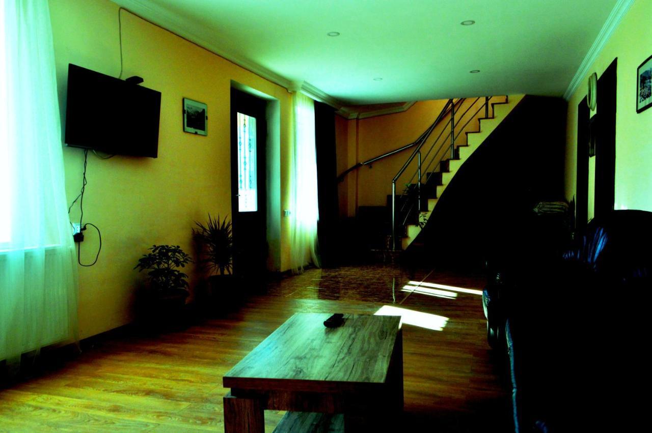 Guest House Qubi Kazbegi Exteriör bild