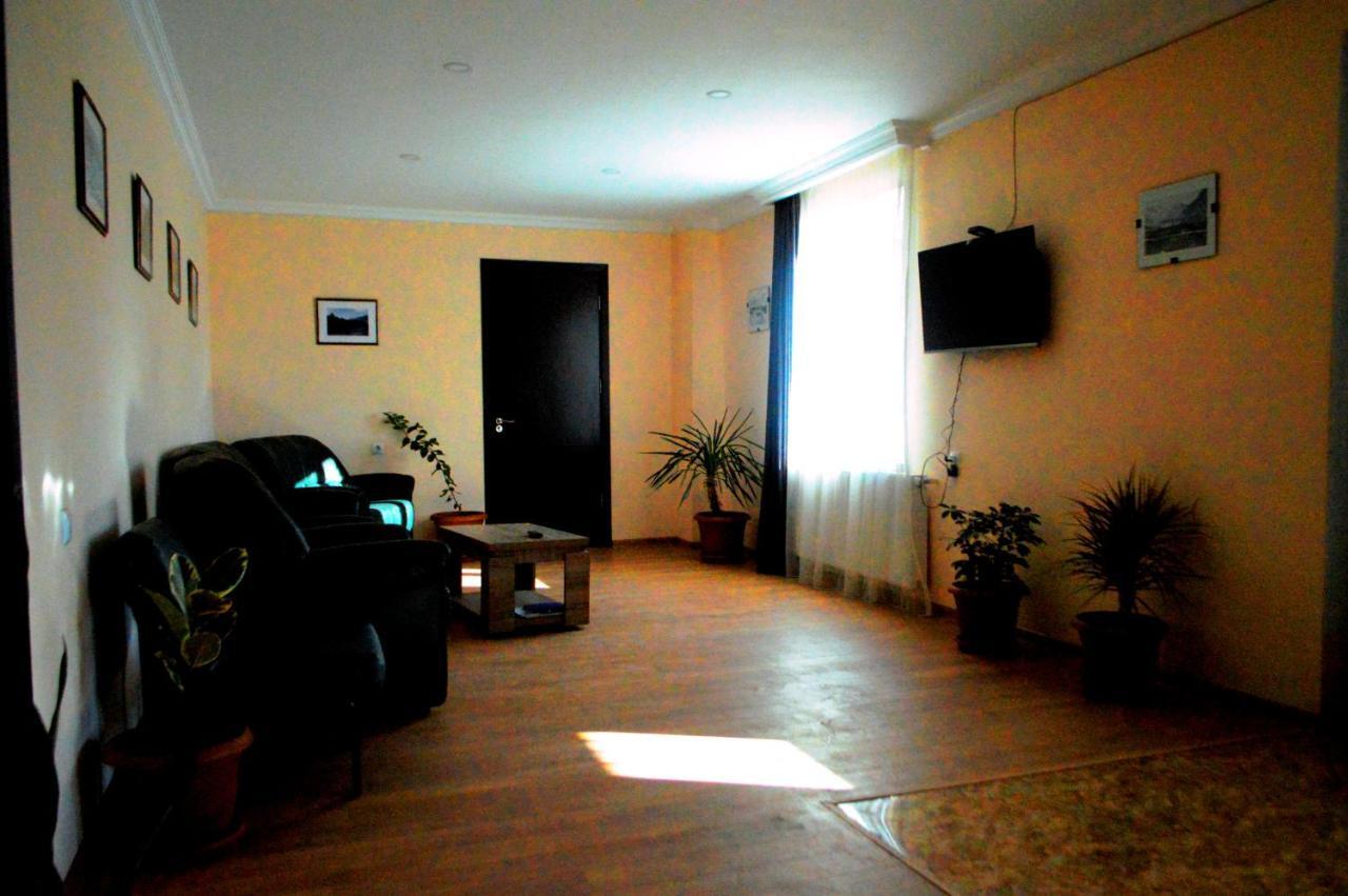 Guest House Qubi Kazbegi Exteriör bild
